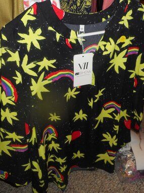 NWT VII SHOW - women’s V Neck COLORFUL top sz S